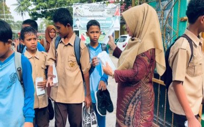 MTsN 5 Padang Pariaman Bagikan Masker, Lindungi Siswa dari Dampak Karhutla